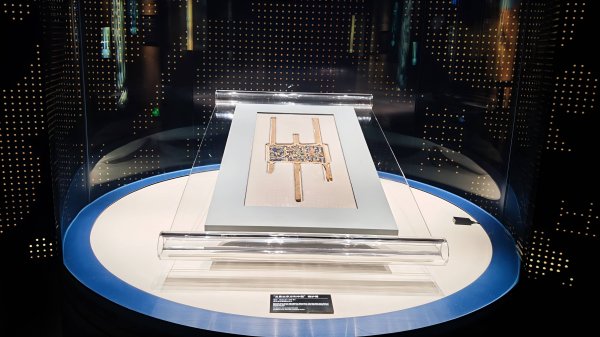 博盈配资 中华锦绣——“五星出东方利中国”锦护臂国宝展在新疆开展